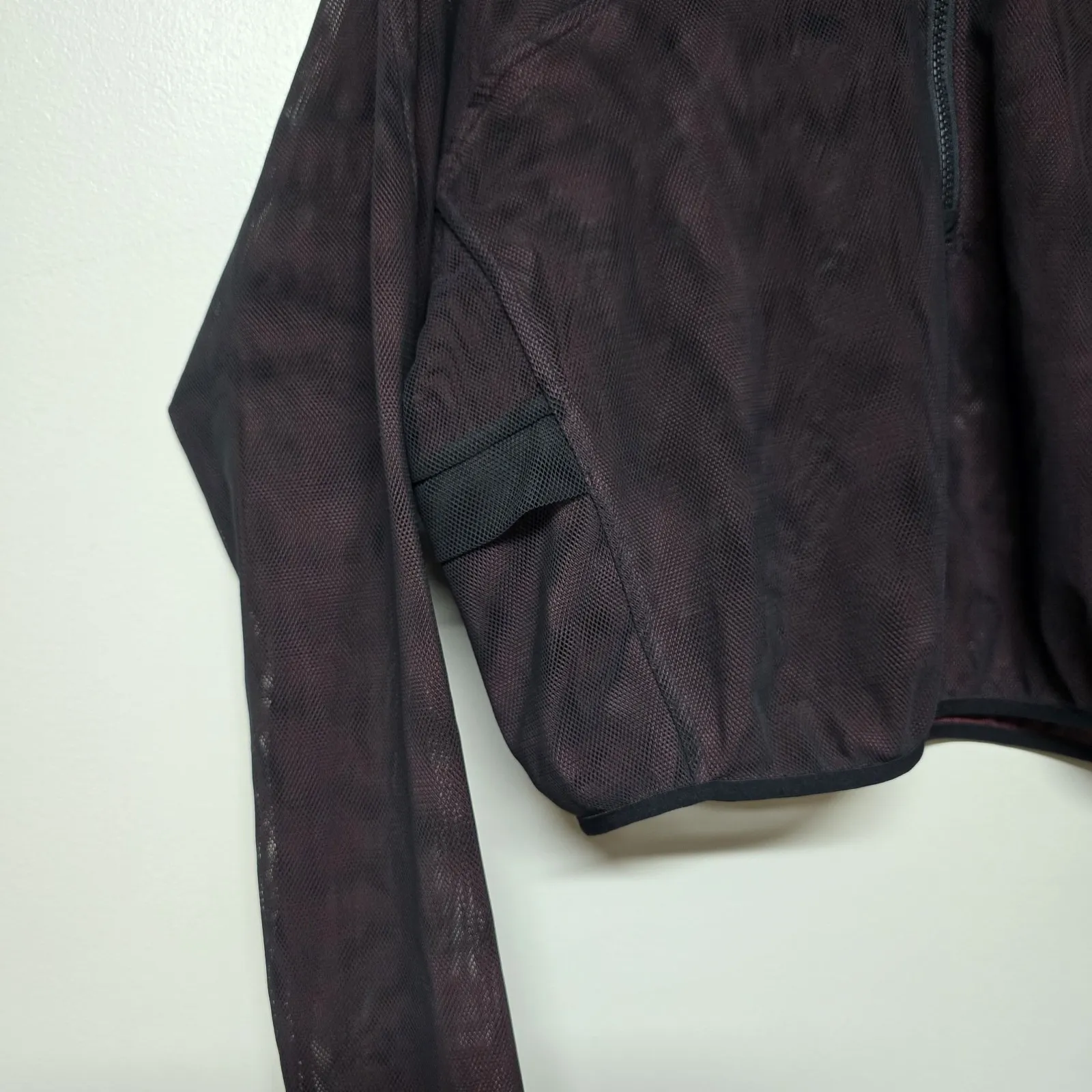 LULULEMON Women's Reversible Mesh 1/2 Crop Zip Jacket black Red‎ Merlot Sz 8 - Image 3