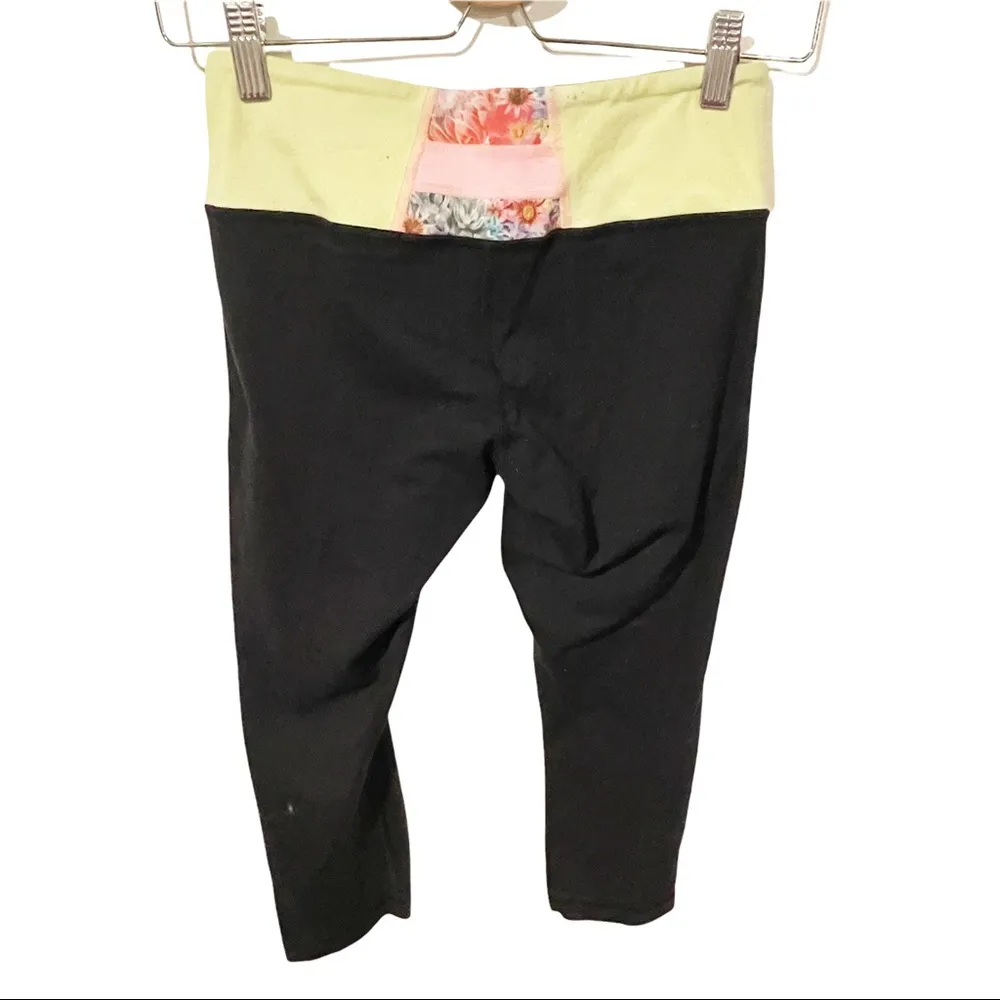 Lululemon 4 Black Reversible Wunder Under Crop Leggings Flowabynga Yellow Coral - Image 4