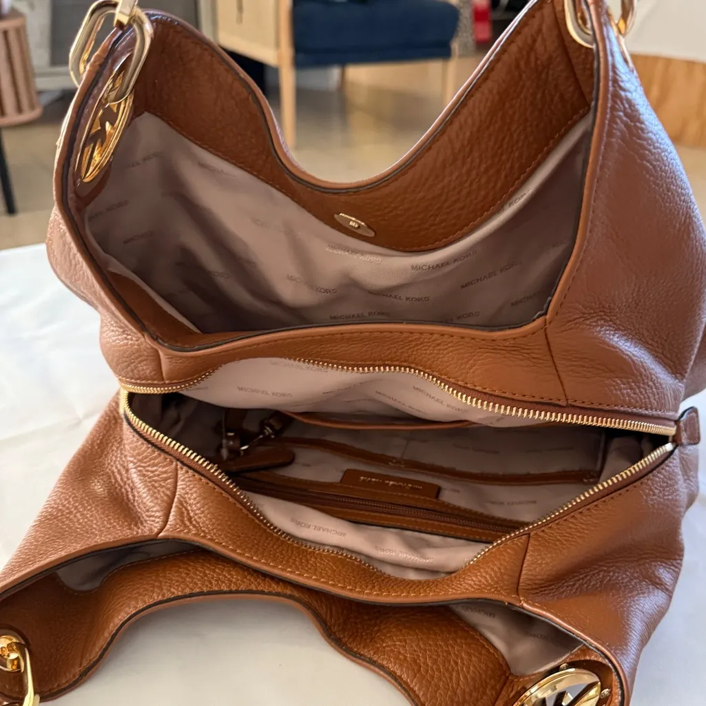 Michael Kors Fulton Large Leather Shoulder Bag in‎ Luggage Signature Color - Image 3