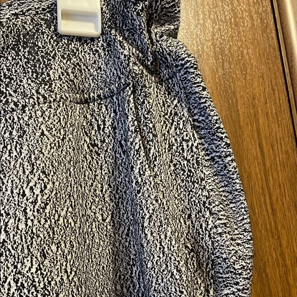 Lululemon Athletica Black and White Textured Fabric - Image 5