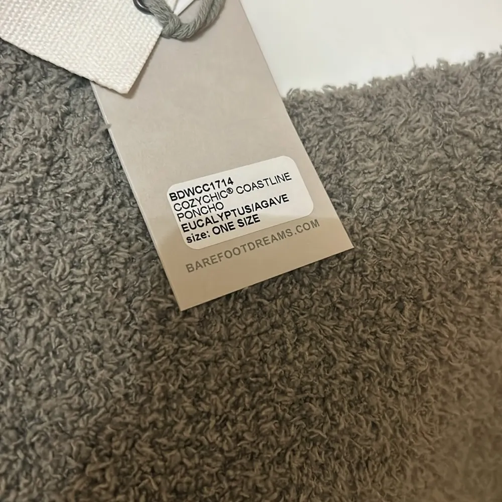 Barefoot Dreams NWT !  Cozy Chic Coastline Poncho - Image 6