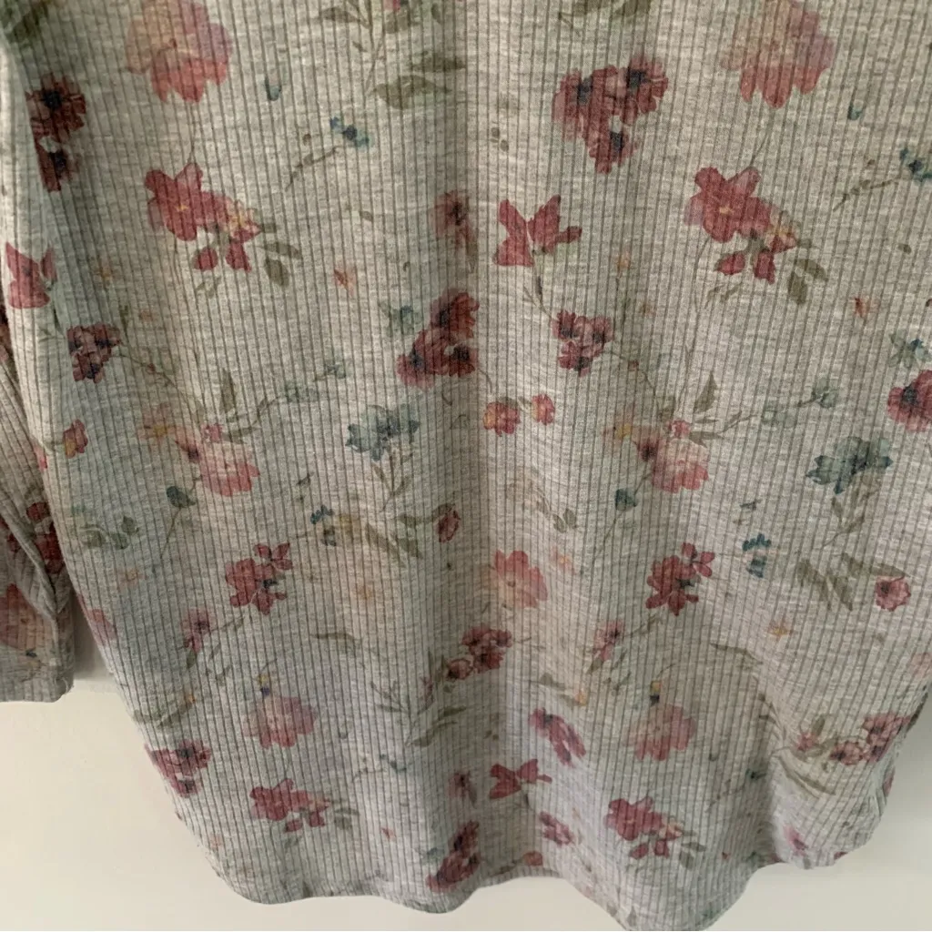 Cloud Chaser Gray Floral Print Strappy V Neck Top Size Medium - Image 3