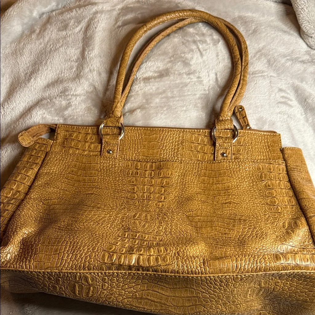 Kim Rogers Crocodile-Embossed Gold Shoulder Bag - Image 2