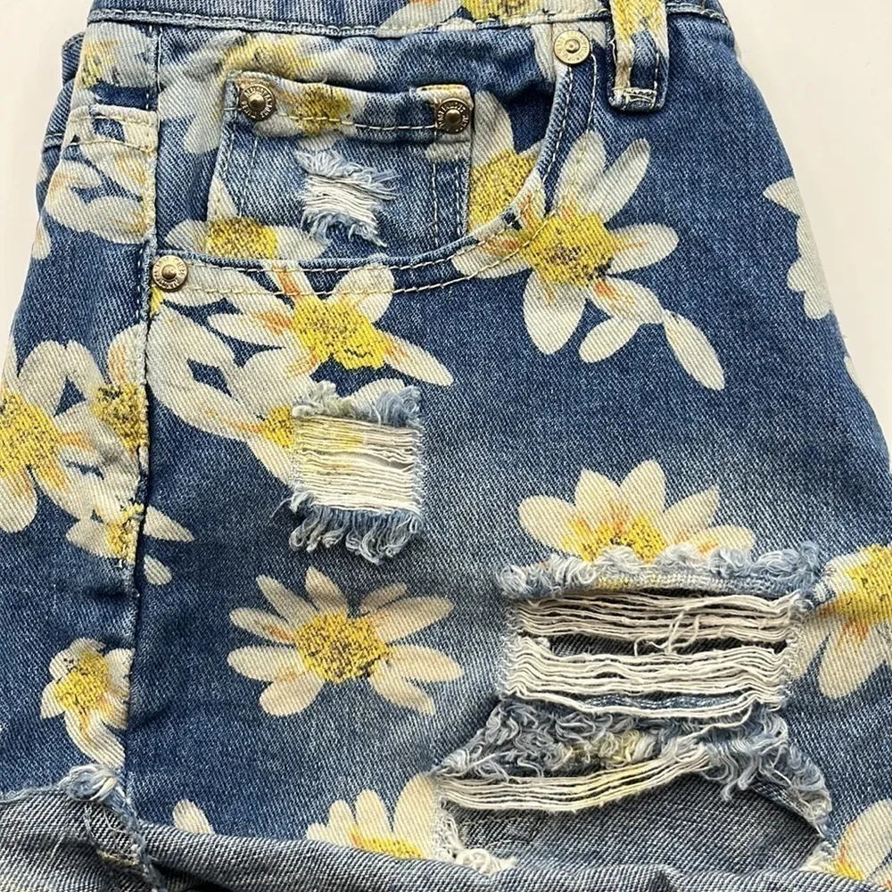 Almost Famous Daisies High Rise Shorts Size 5 - Image 13