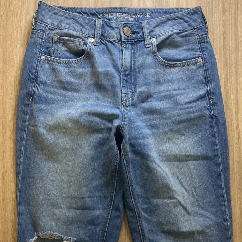 American Eagle High Rise Tomgirl Distressed Jeans! Size 4LONG - Image 3