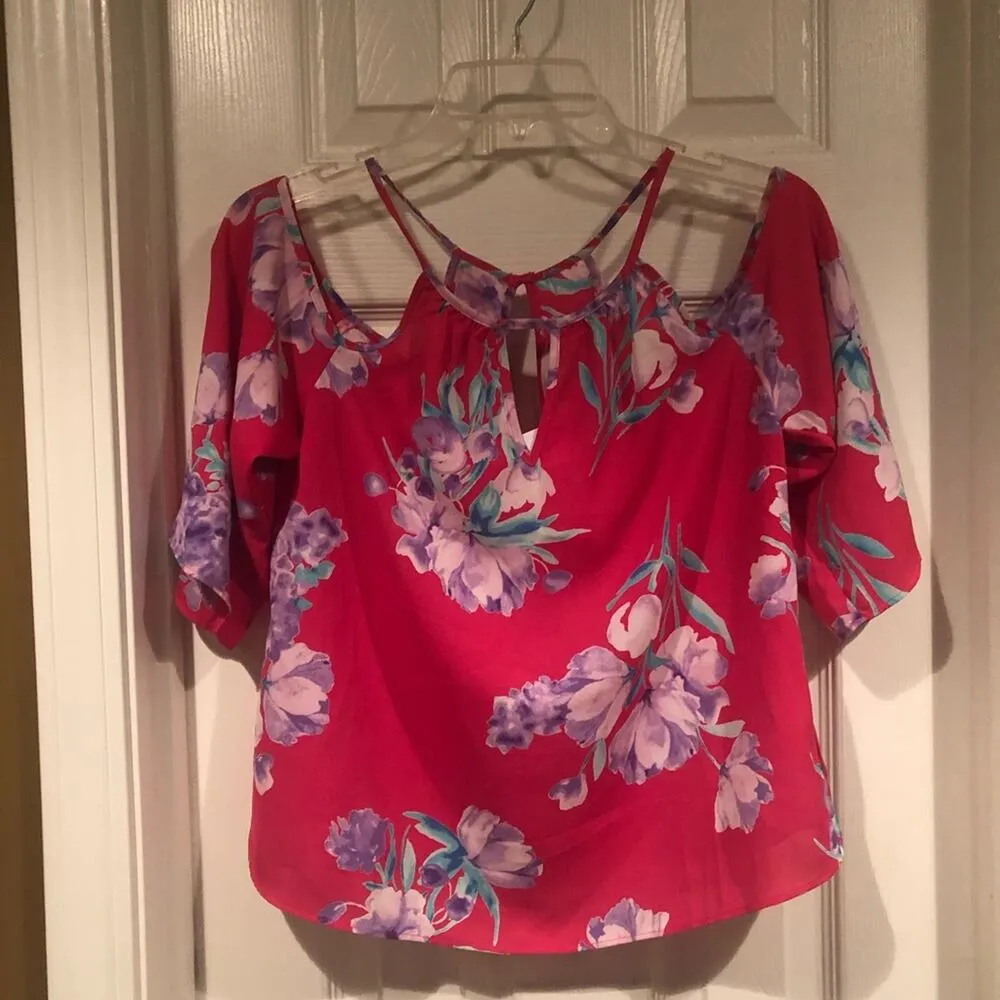 Everly NWT floral off the shoulder blouse size small - Image 2