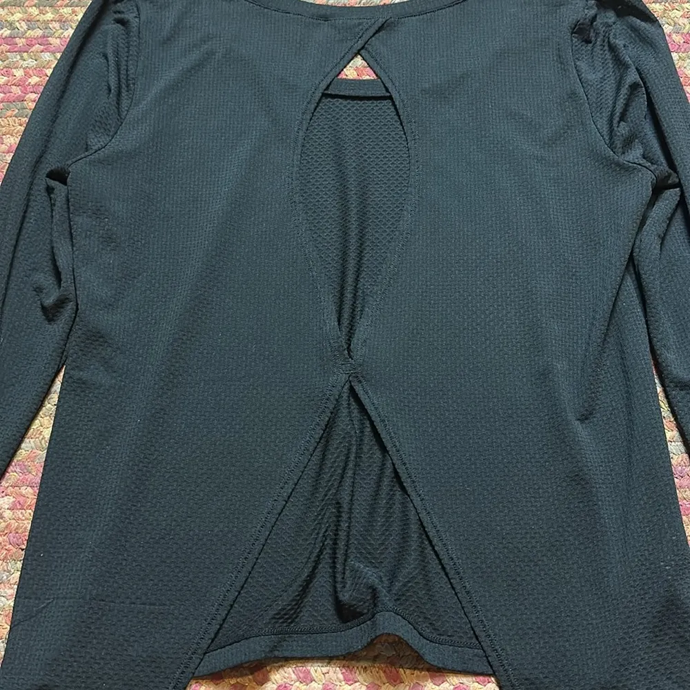 LORNA JANE AUSTRALIA BLACK TEXTURED LONG SLEEVE OPEN BACK LONG SLEEVE - Image 4