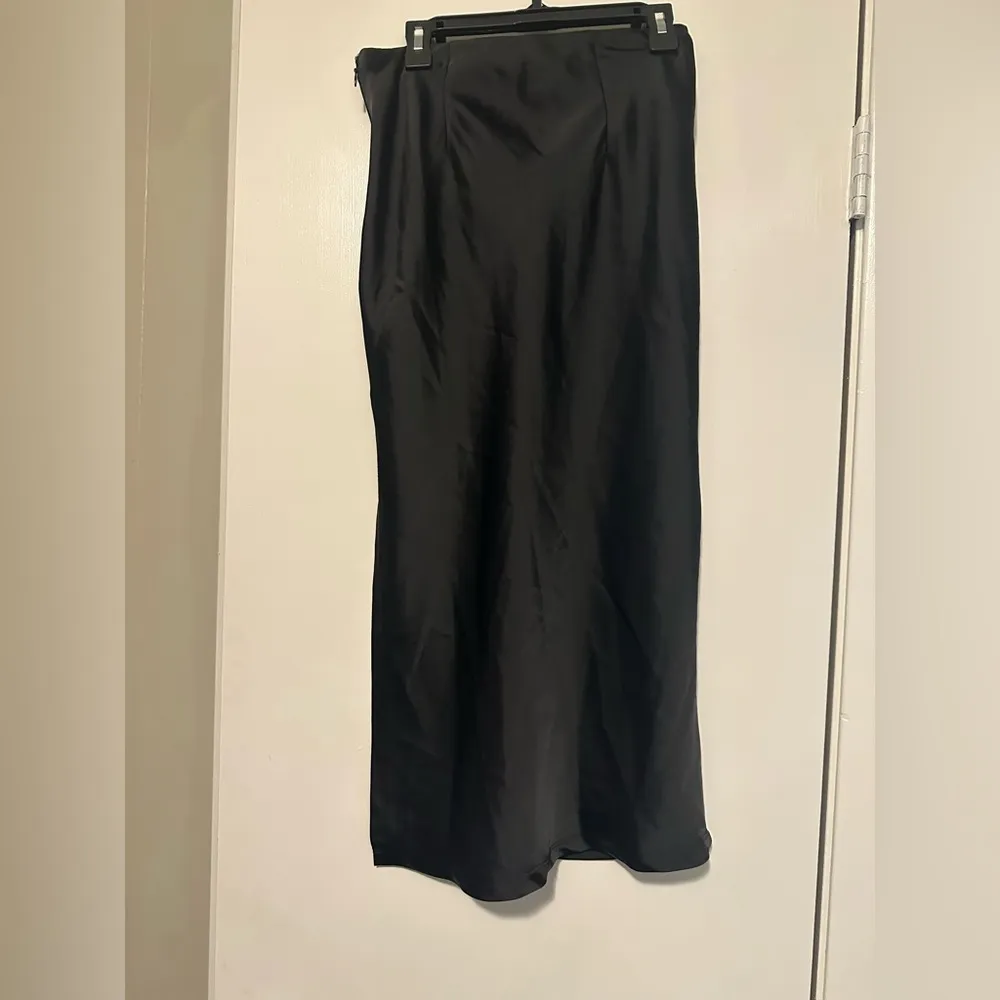 Urban Outfitters Edy Satin Midi Skirt black size S - Image 4