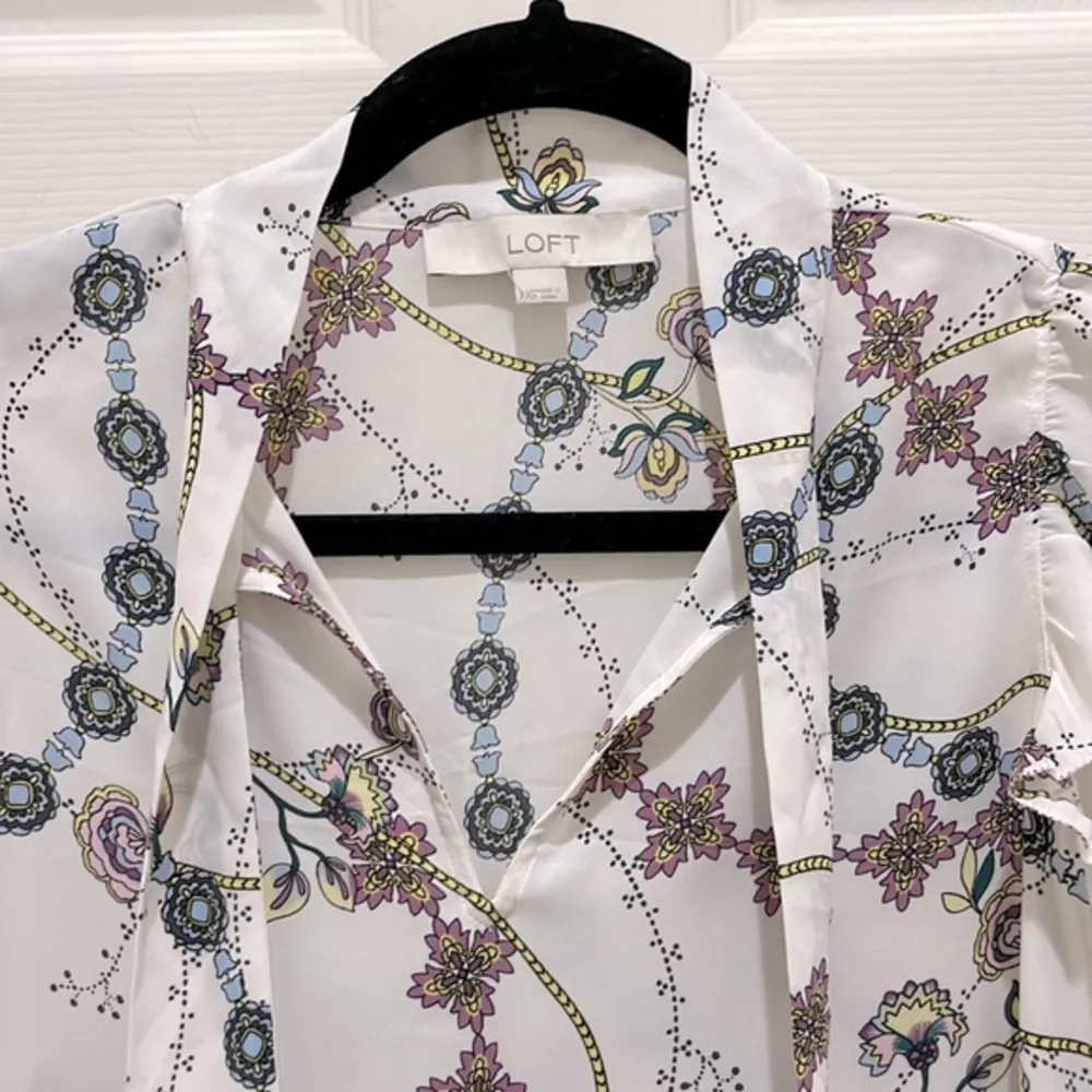 Loft White & Purple Floral V-Neck Tie Flutter Sleeve Curve Hem Blouse - Image 3