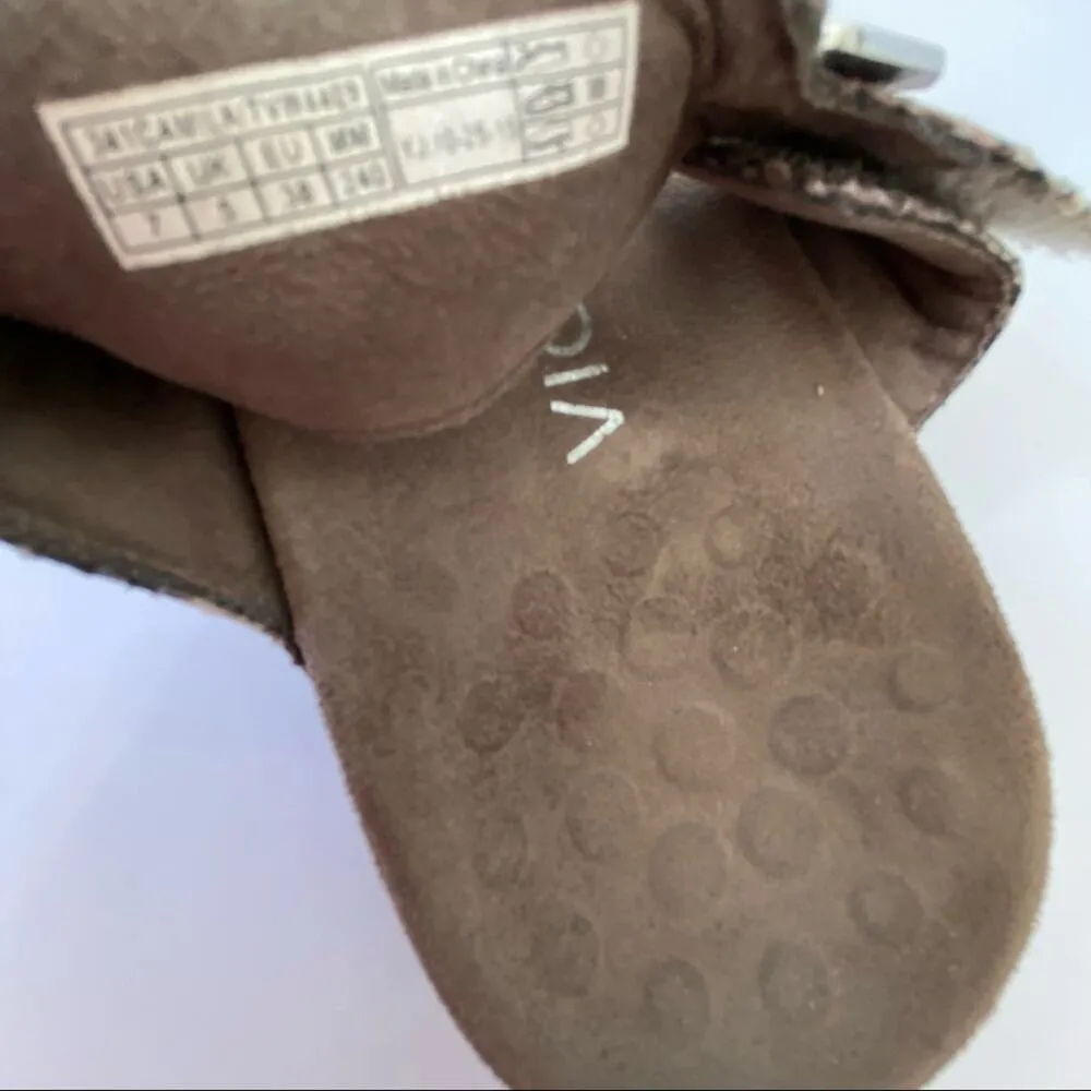 Vionic Camila Flat Leather Snake Silver Sandal size 7 - Image 6