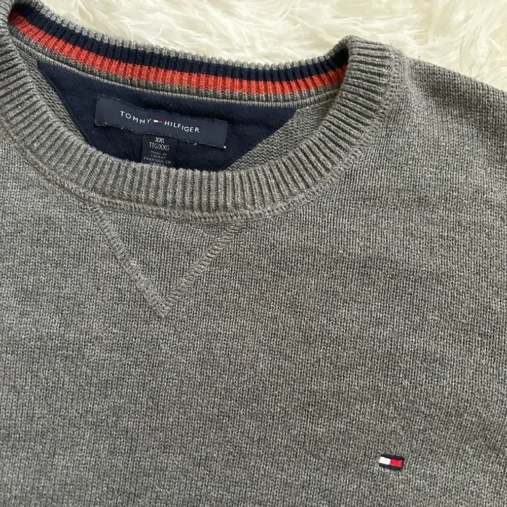 Vintage Oversized Tommy Hilfiger Grey Embroidered Sweater - Image 4