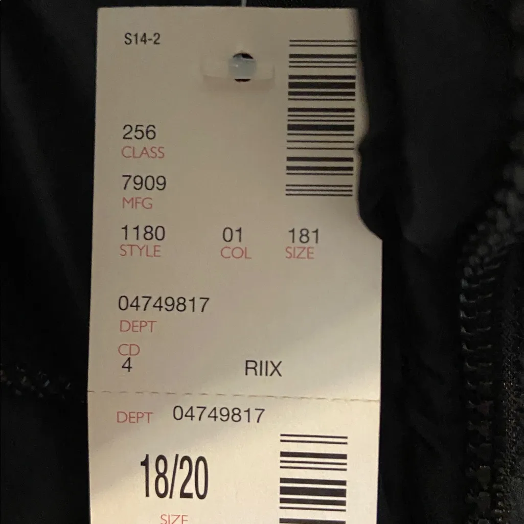 Avenue Women's Black Puffer Vest size 18/20 brand new two front pockets - Image 4