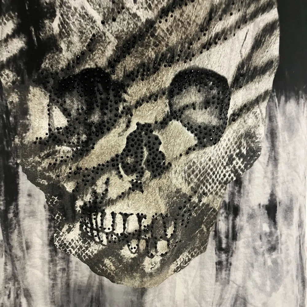 Daytrip black skull short sleeve shirt in small - Image 2