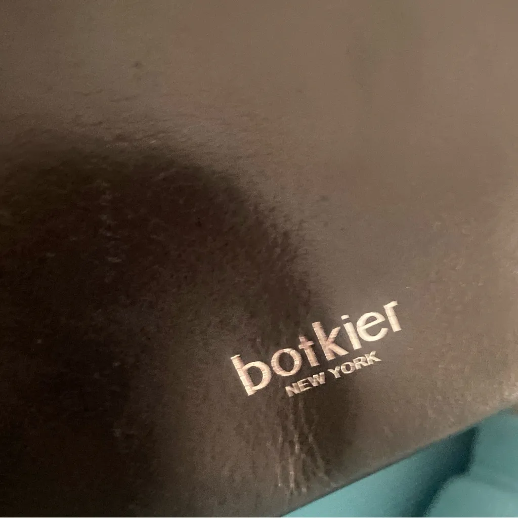 Botkier
Warren City Small Leather Crossbody - Image 15