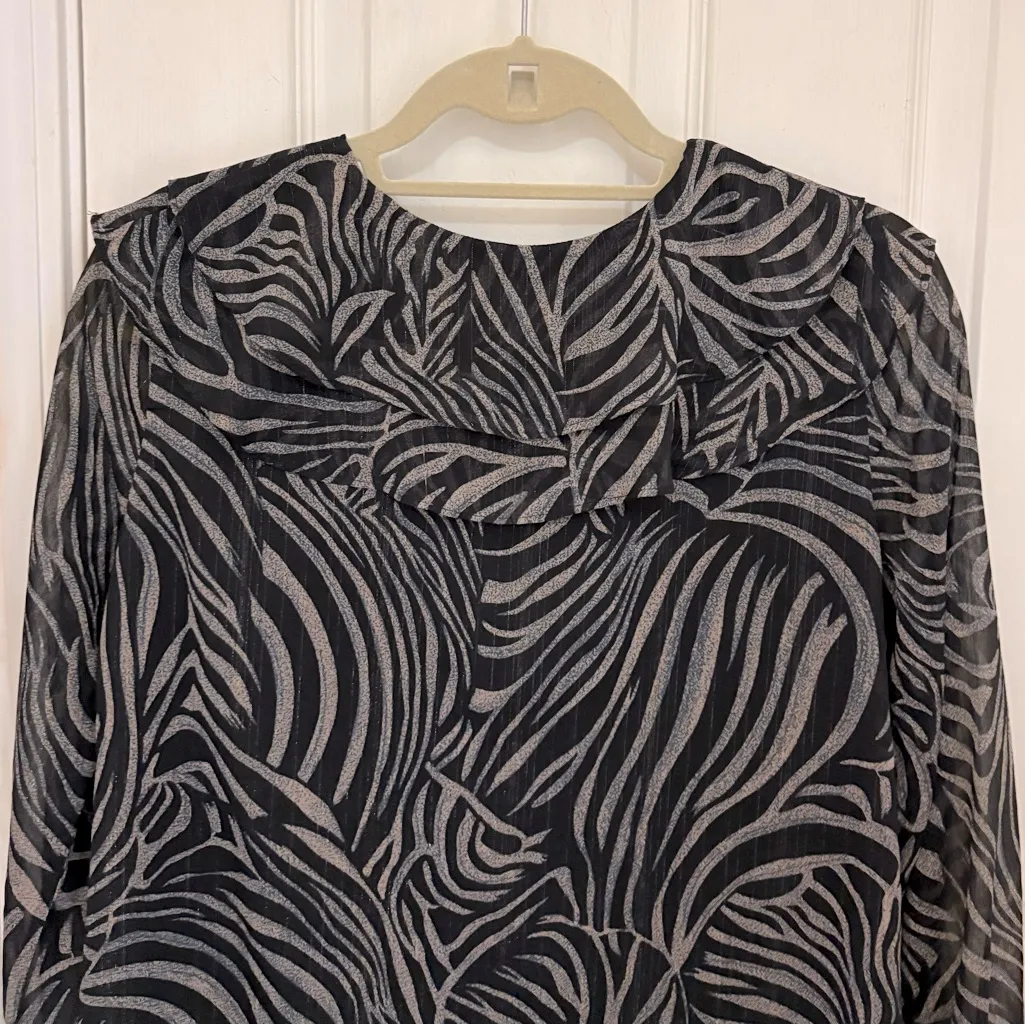 NWT!! Skies are Blue Printed Ruffle Detail Top in Black and Tan - Image 12