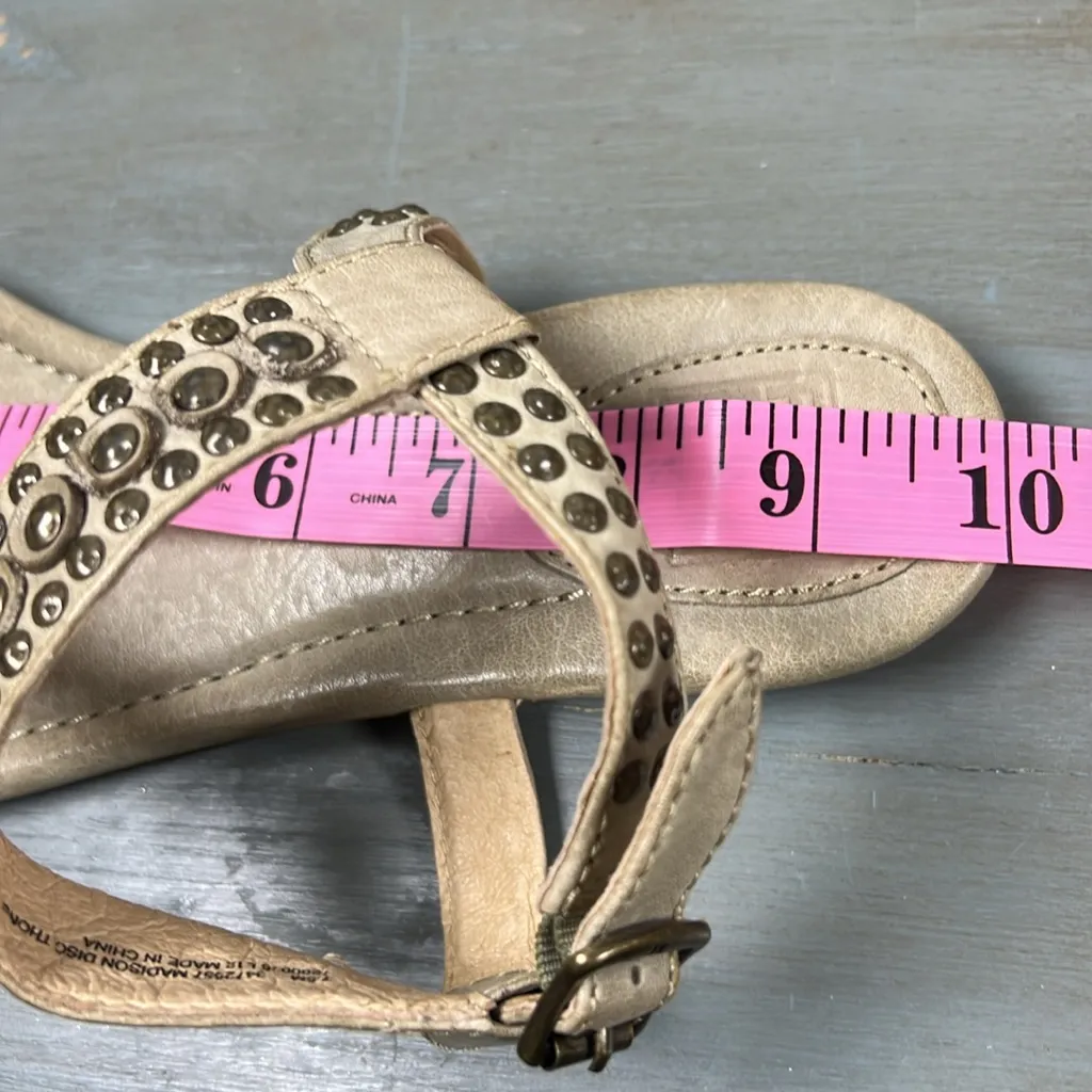 Frye madison disc thong Stud  Flat Slingback Sandal size7.5.              ordrA2 - Image 9