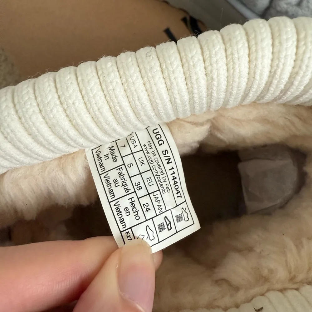 Authentictic women’s grey classic mini platform felted Ugg size 7 - Image 10