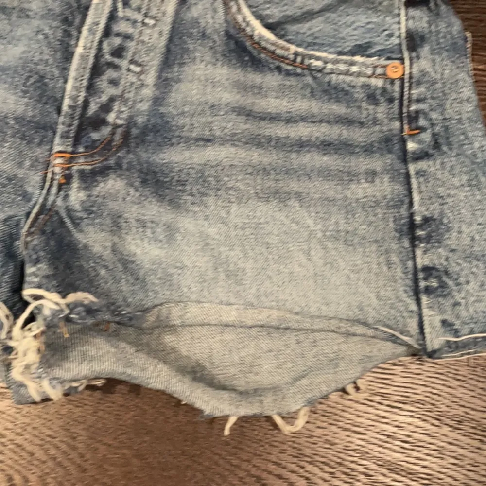 AVAILABLE AGOLDE Parker denim jean short in rocksteady 25 - Image 3