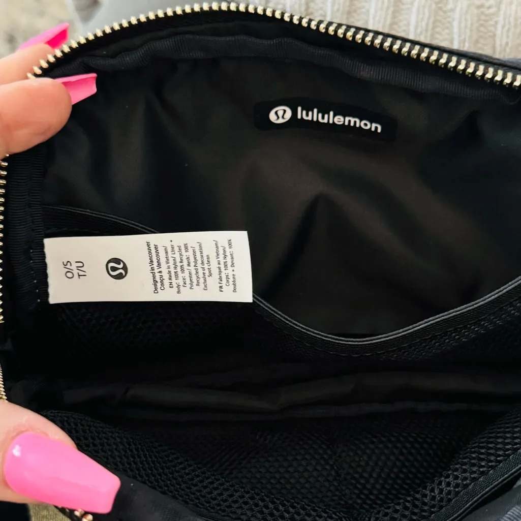 Lululemon UNISEX Everywhere Belt Bag 1L *Wordmark Colour Black/Gold/White Opal - Image 12