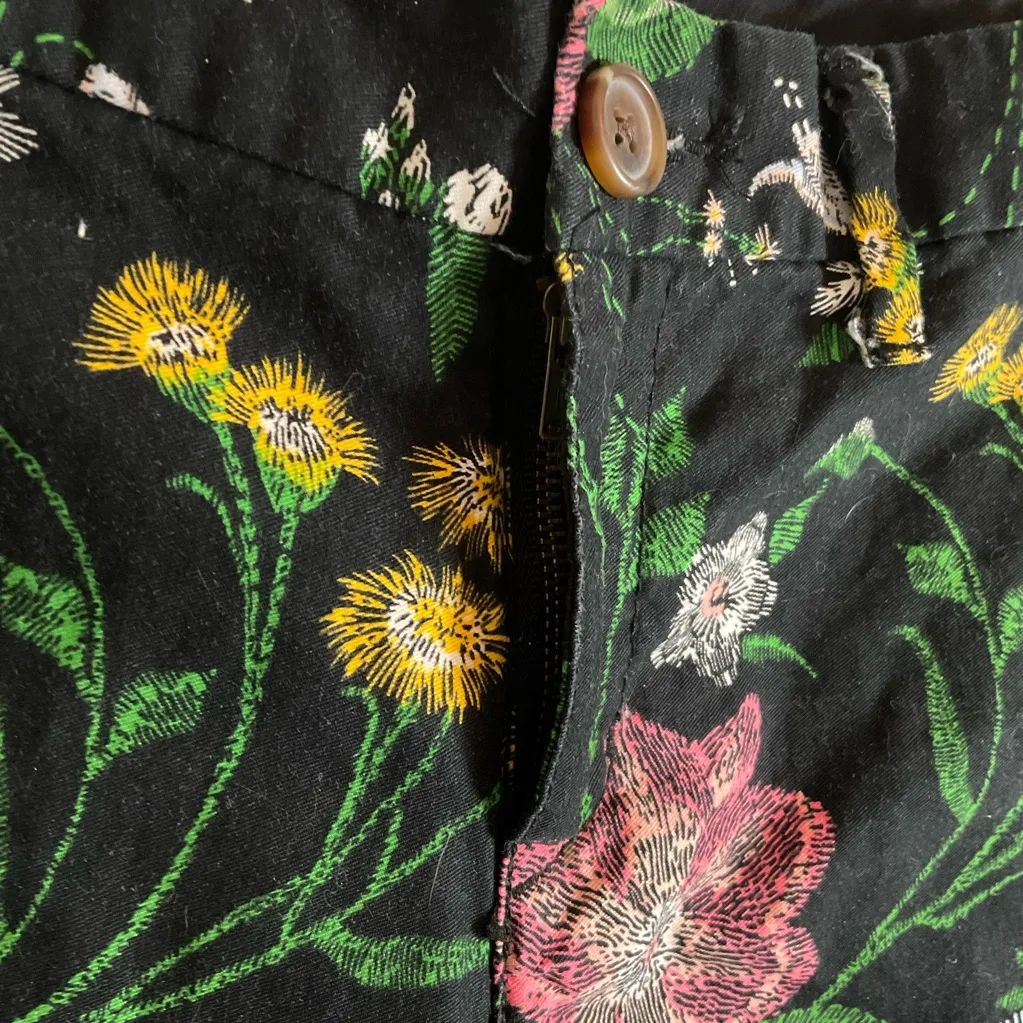 Old Navy Everyday Shorts floral pattern on black with pockets size 4 - Image 3