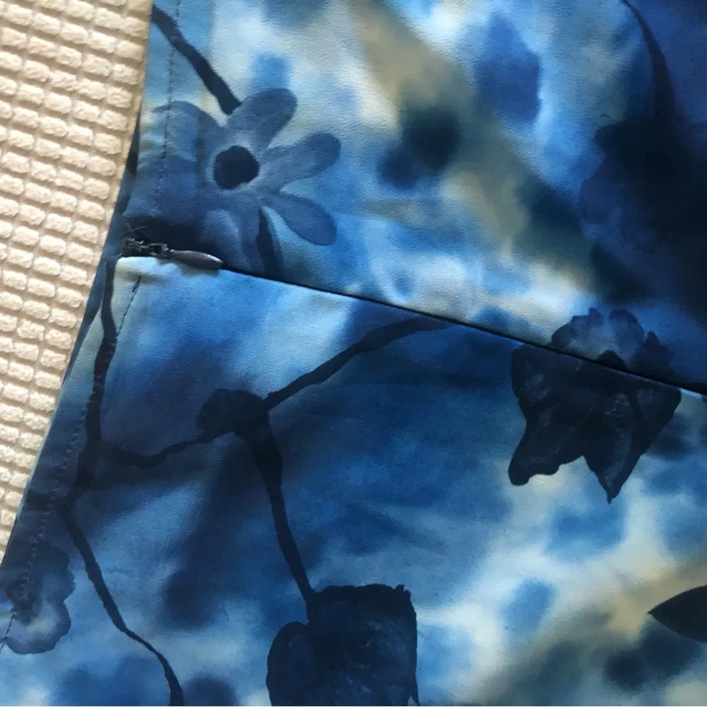 Long blue on blue/white design Size L - Image 2