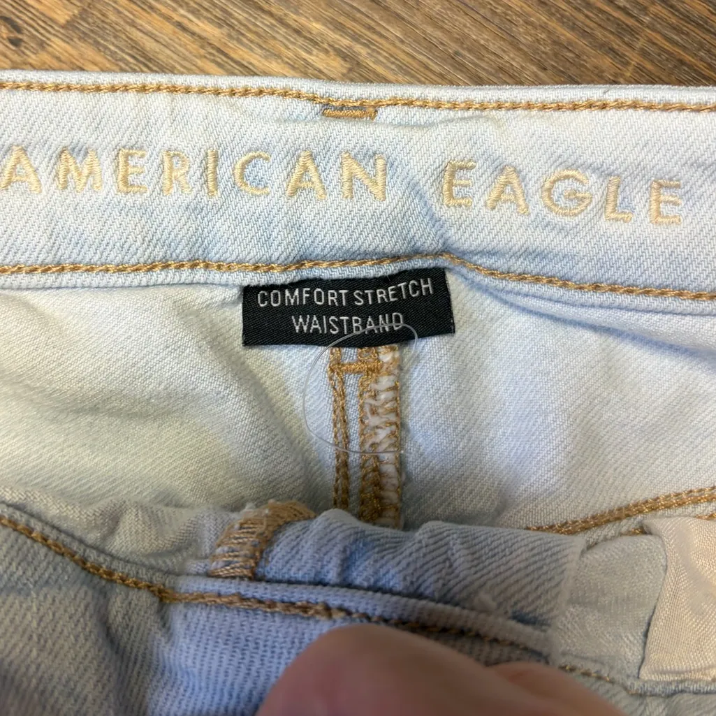 American Eagle Mom Shorts Womens 6 Blue High Rise Light Wash Denim Cutoff - Image 4