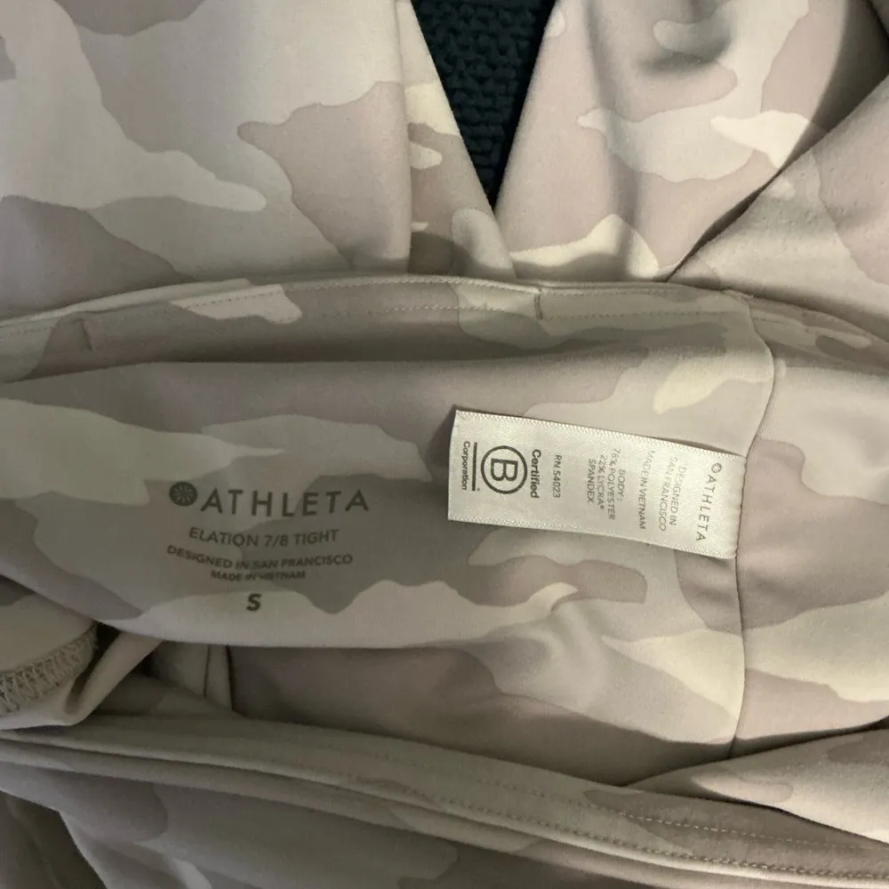 Athleta Gray Leggings with Camouflage Pattern and Full Length Fit - Image 5