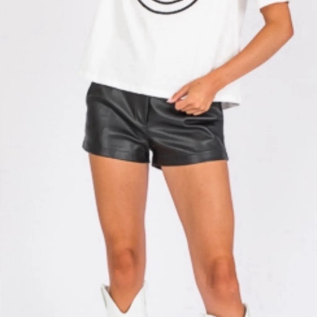Newbury Kustom White Black Cropped S/S Smiley Face Tee Medium New NWT - Image 2