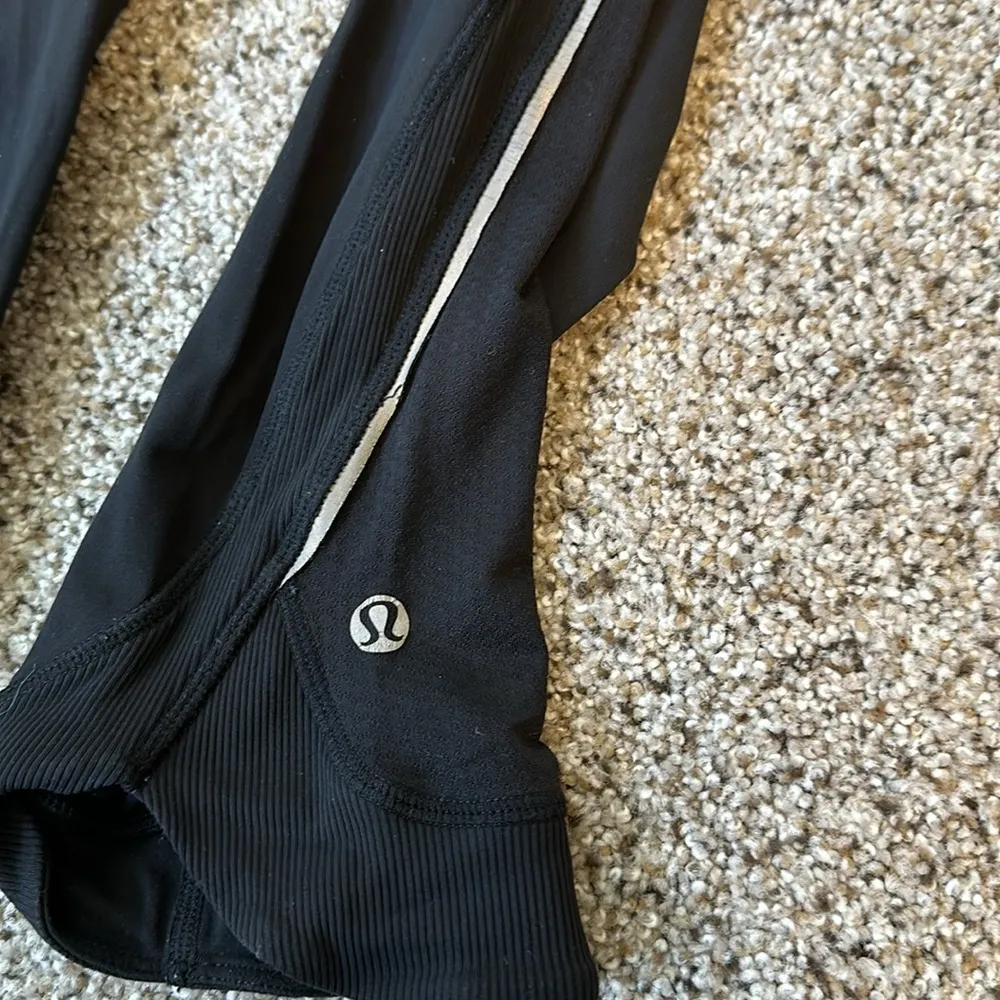 Lululemon Cropped Running Tights with reflective stripes, Size 8 - Image 2