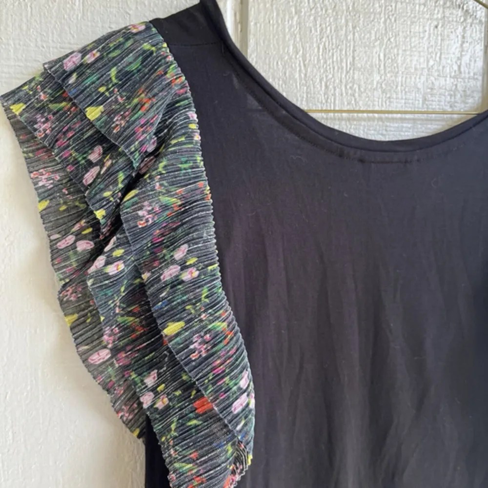 Anthro Vanessa Virginia Indak Metallic Floral Flutter Sleeve Tee in Black Size S - Image 7