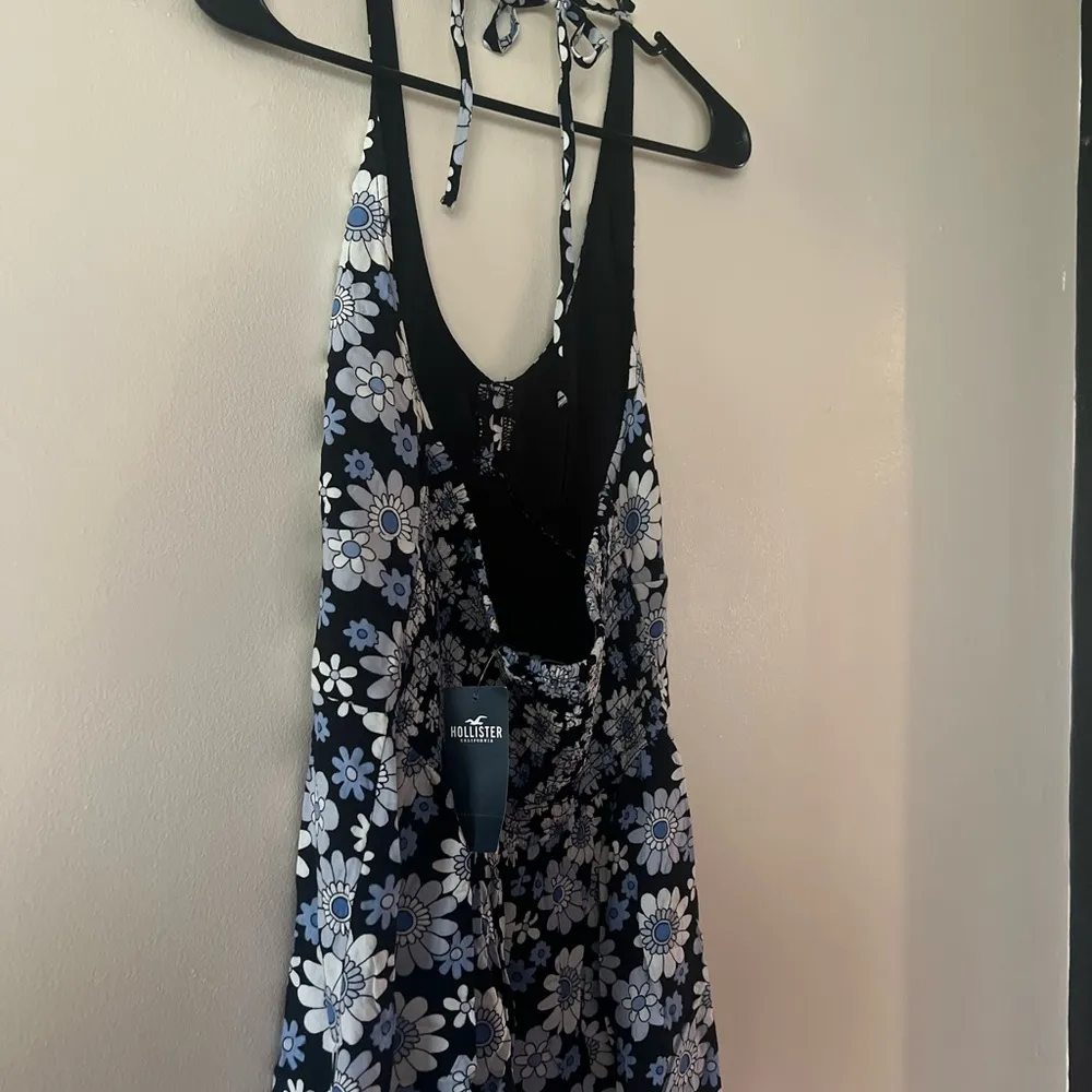 Hollister Black and White Floral Mini Dress - Image 5
