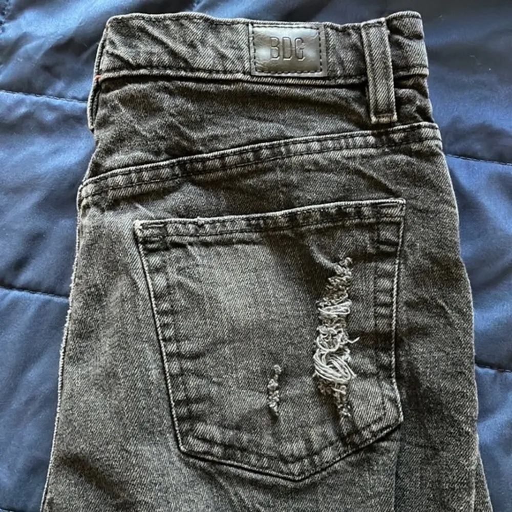 Women's BDG Urban Outfitters Black Denim Shorts Girlfriend High Rise Size 28 EUC - Image 4