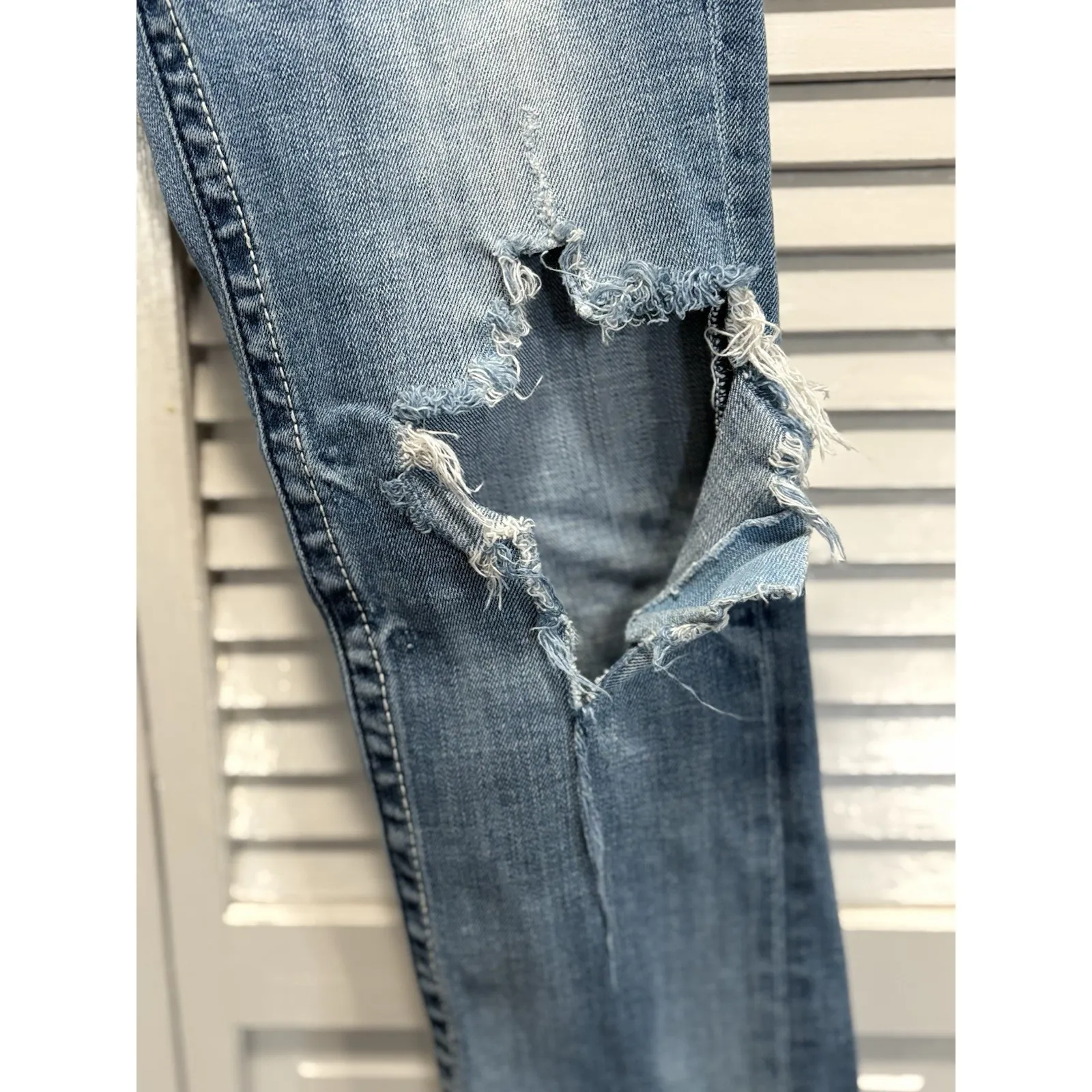 Miss Me Boyfriend Capri Heavy Distress Jeans Embroidered/Gems Logo 25 Low Rise - Image 4