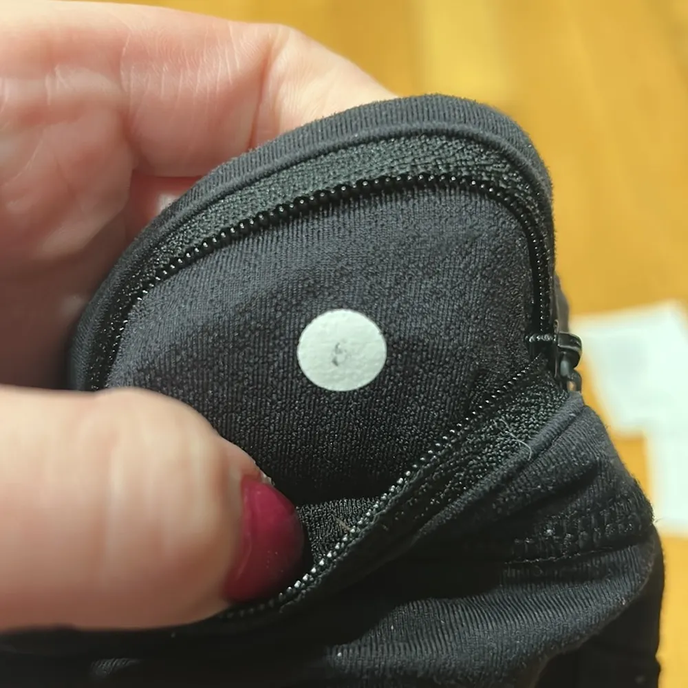 Lululemon size 6 black leggings-pilling noted on butt and groin area price as is - Image 6