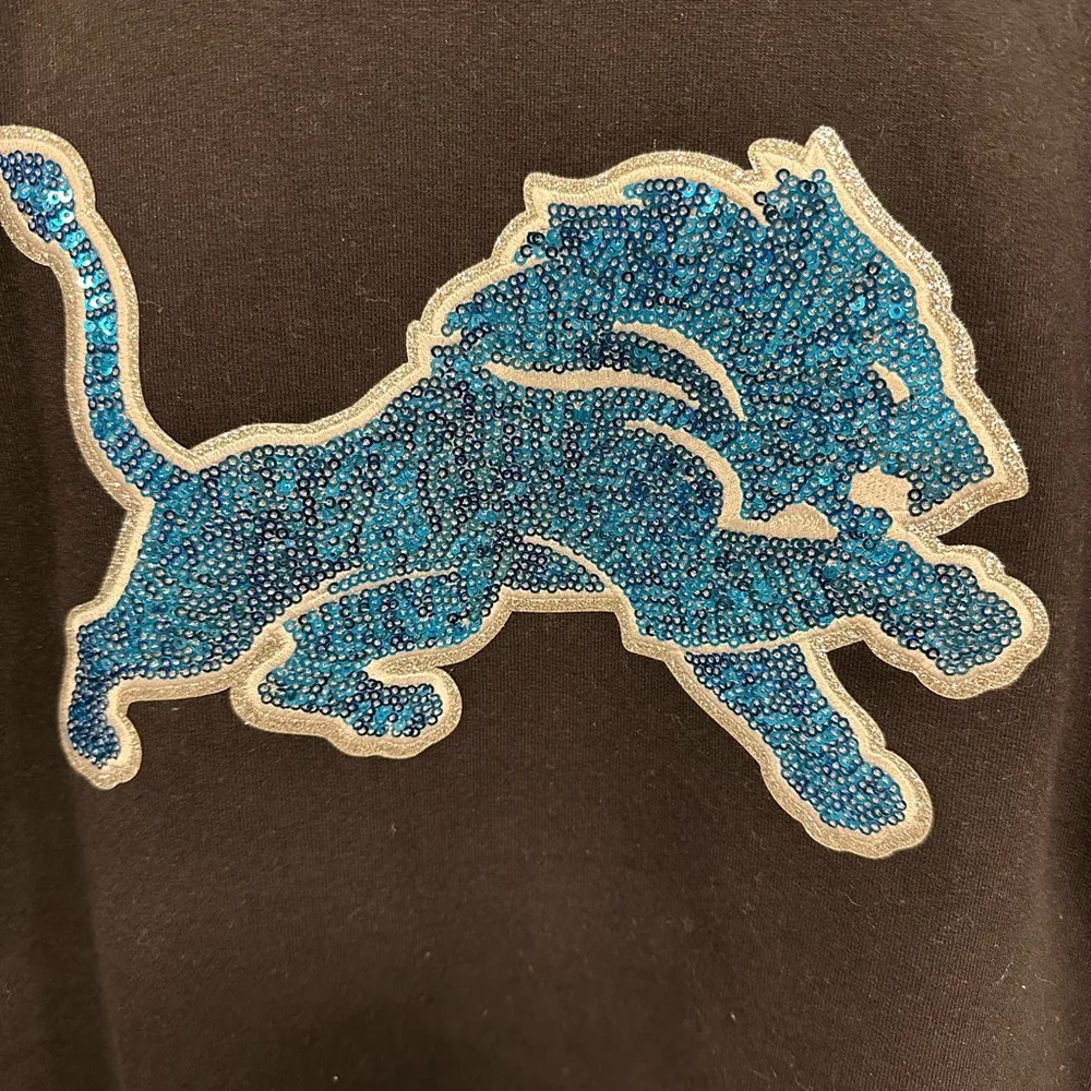 Detroit Lions sweatshirt!  black sequin bedazzled logo crewneck size medium! - Image 2