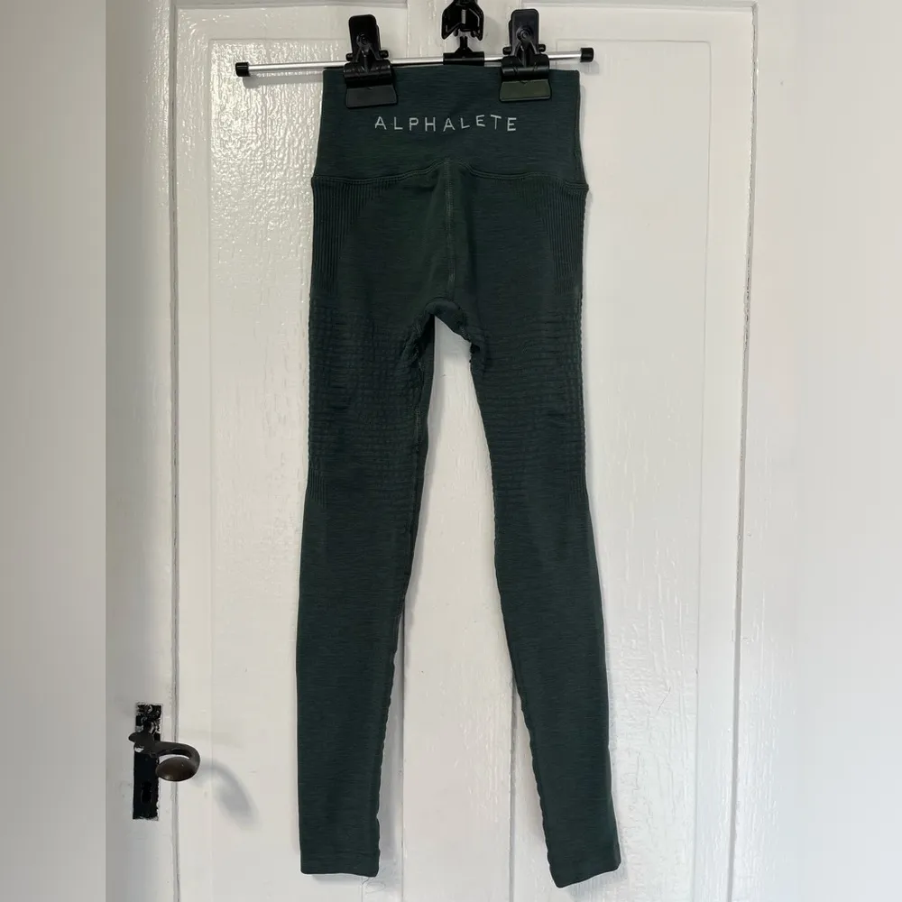 Alphalete green ribbed halo xs leggings - Image 2