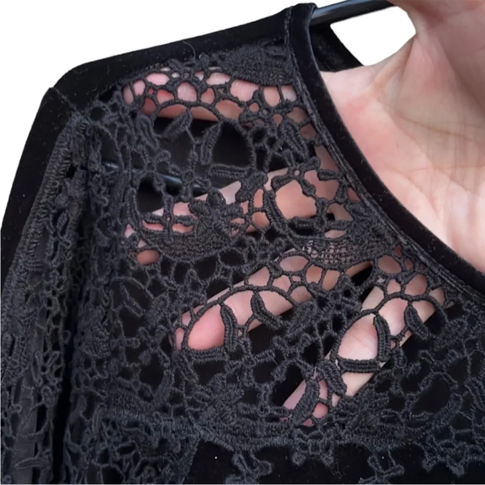 EUC Sundance Velvet Crochet Lace Long Sleeve Top Black Size Small - Image 3