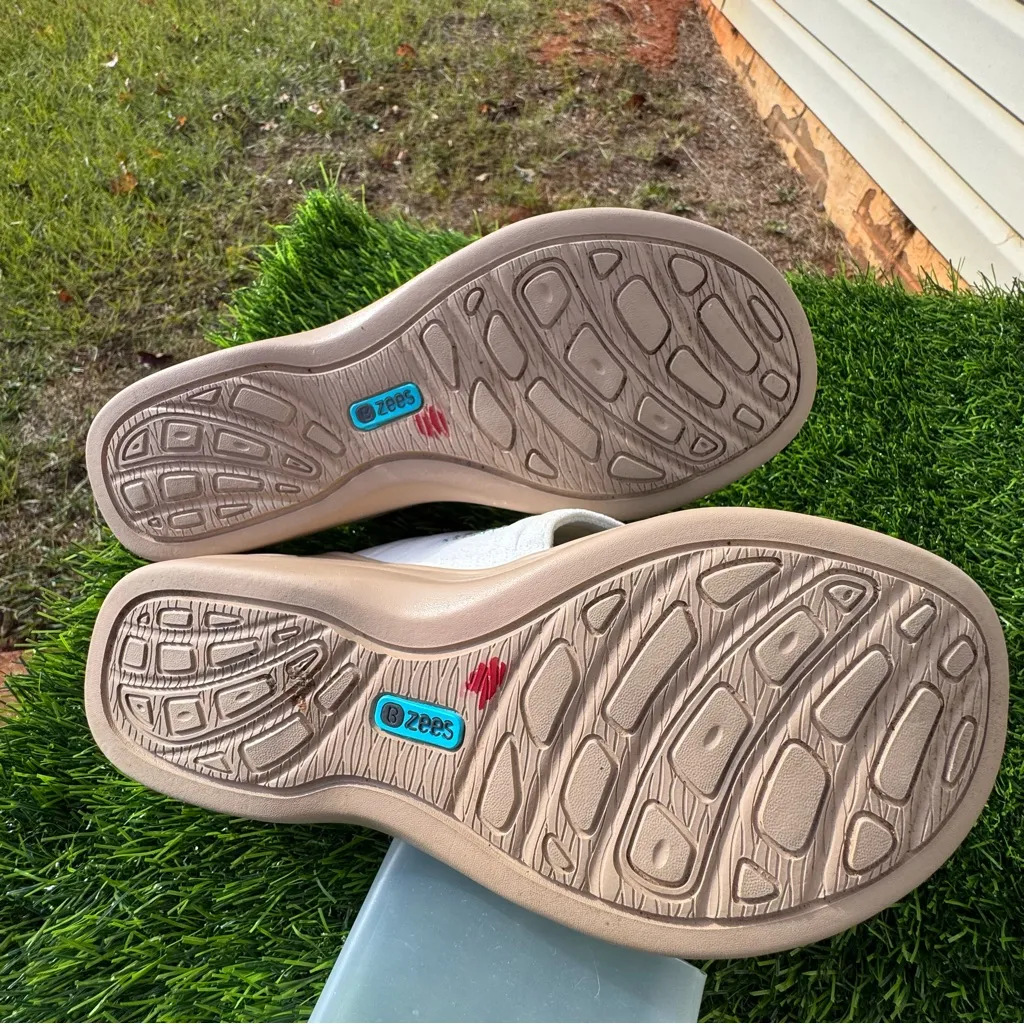 Bzees Dazzle Me White Sandals with Rhinestone Detailing Size 8.5 - Image 7