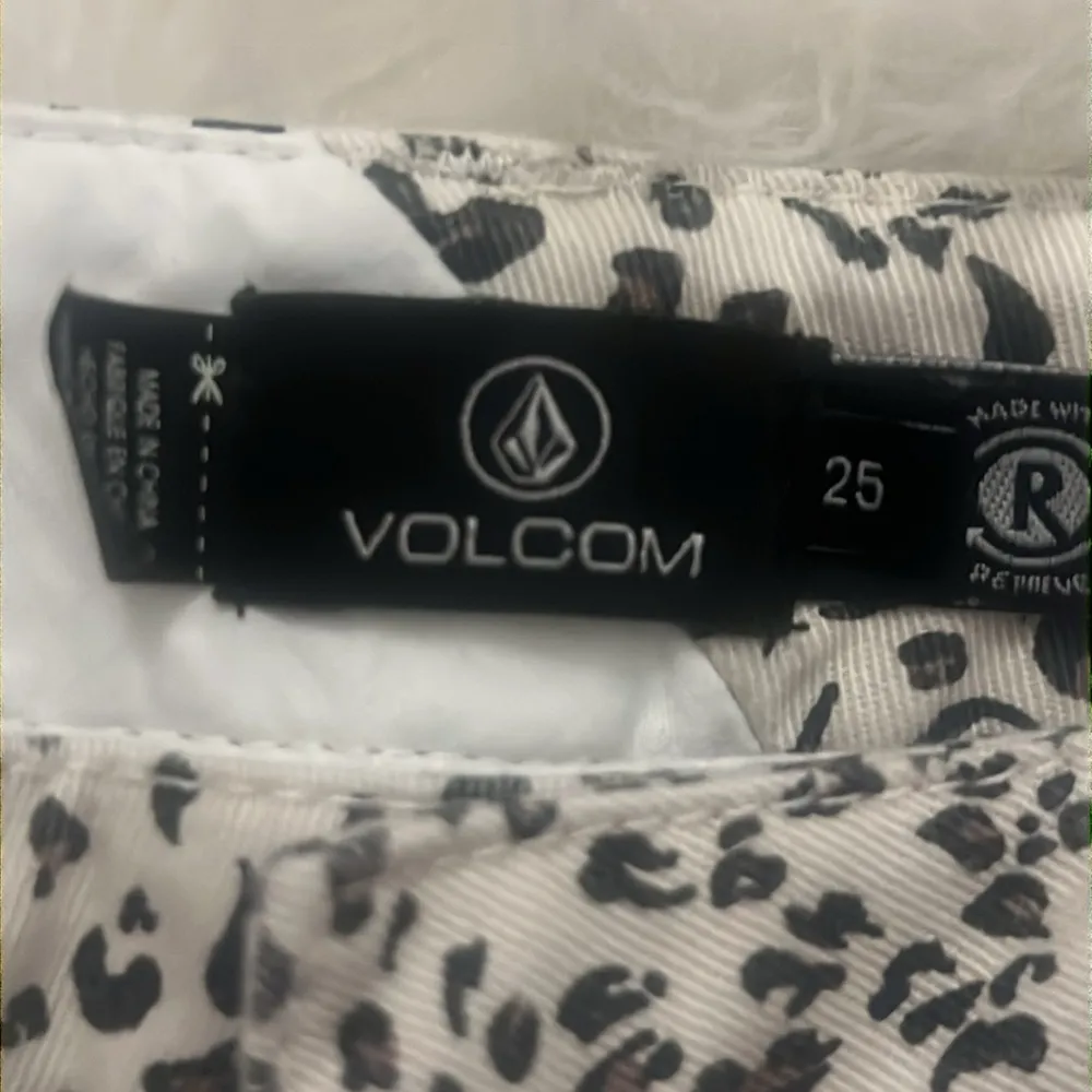 VOLCOM Juniors' Frochickie Shorts • 25 - Image 4