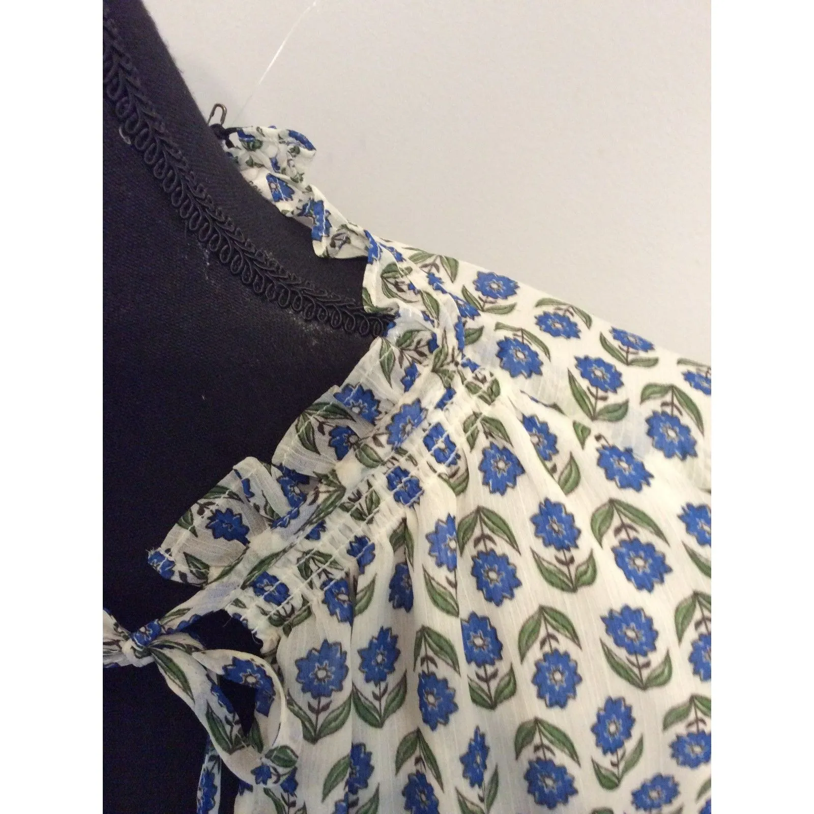 New NWT Cupcakes and Cashmere Floral Short sleeve blouse gathered neckline M - Image 3