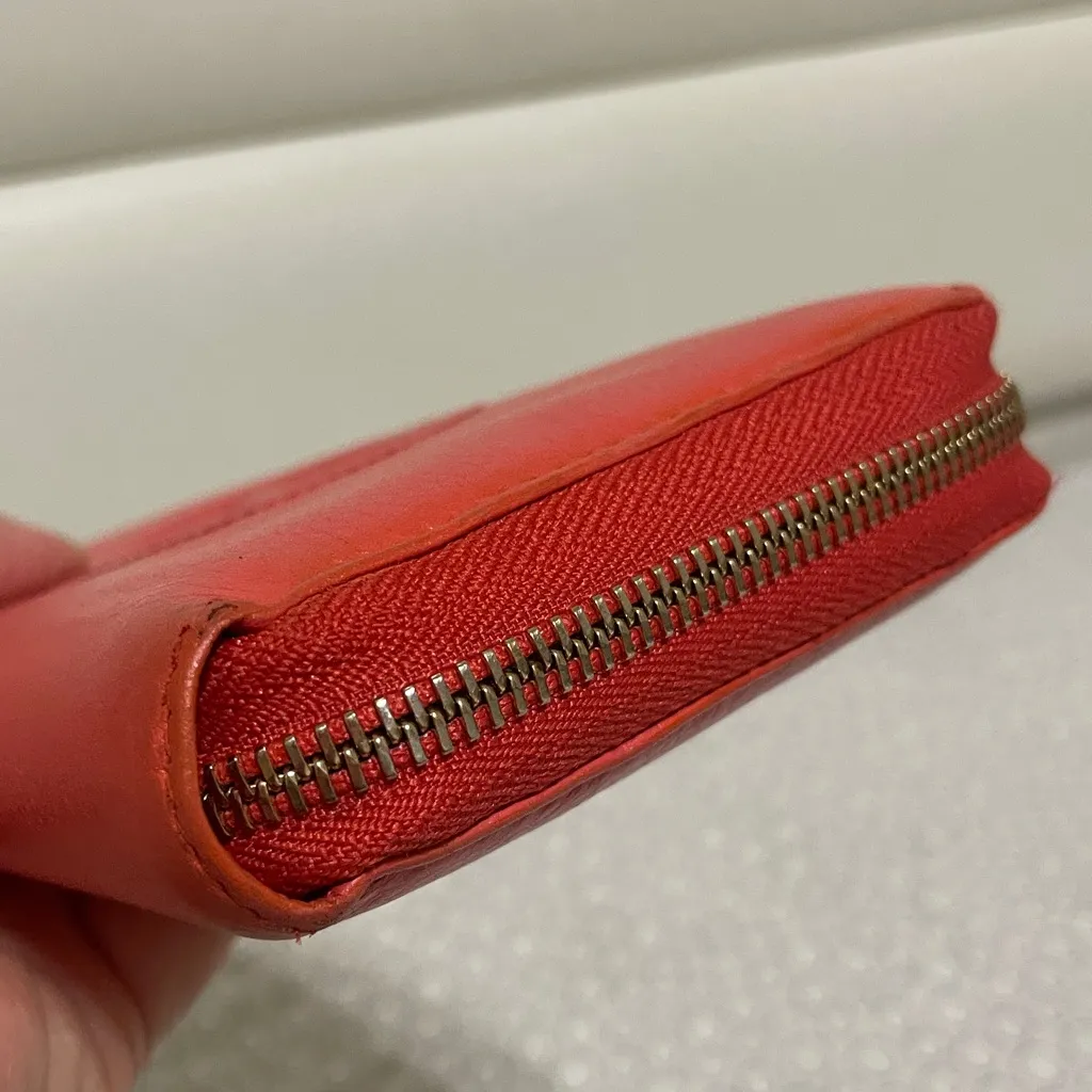 Gucci Vibrant Coral Leather Zippy Wallet - Image 6