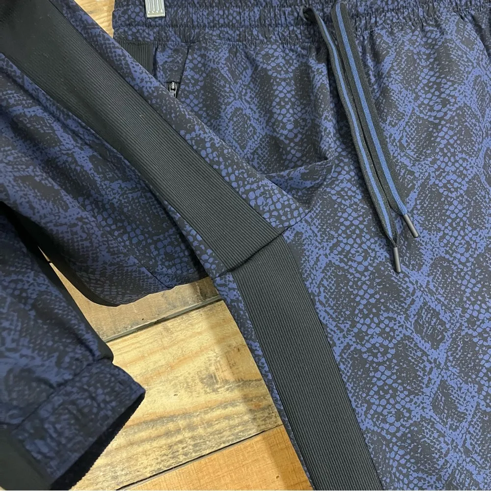 ATHLETA Brooklyn Jogger Pant Navy Blue Python Snake Print Size 6 - Image 4