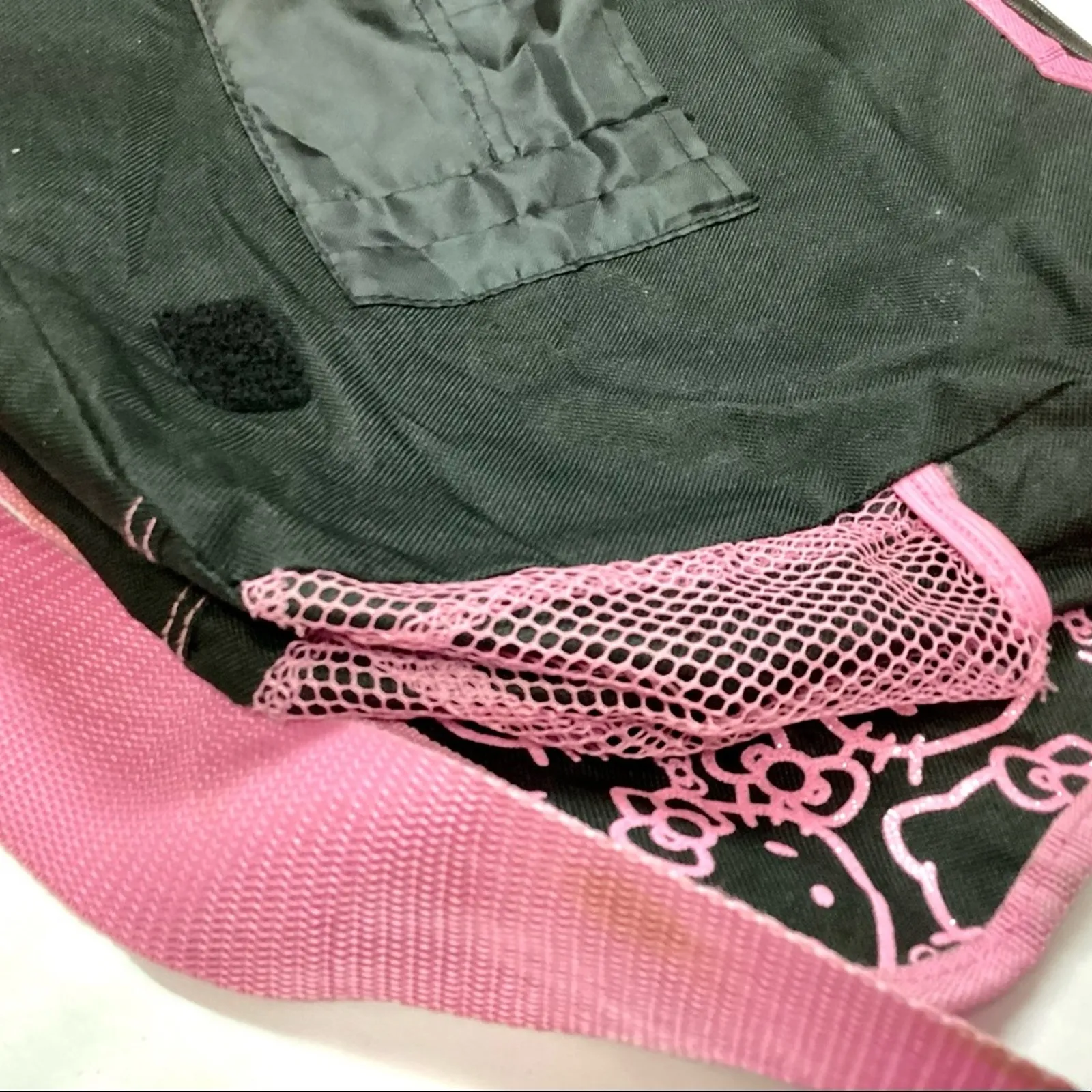 Sanrio's Hello Kitty Face and Bow Pattern Black/Pink Messenger Bag - Image 7