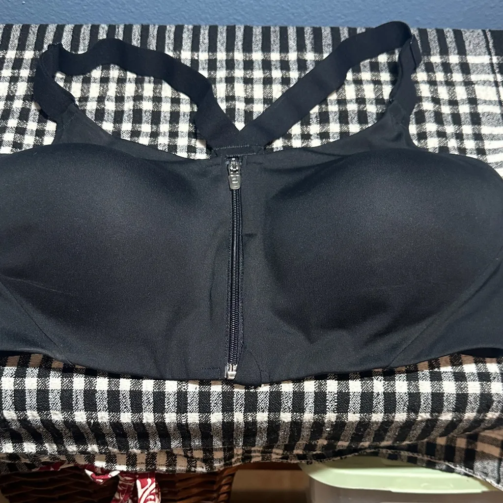 Black Women's Sports Bra Sz 38C by all in motion new condition - Image 4