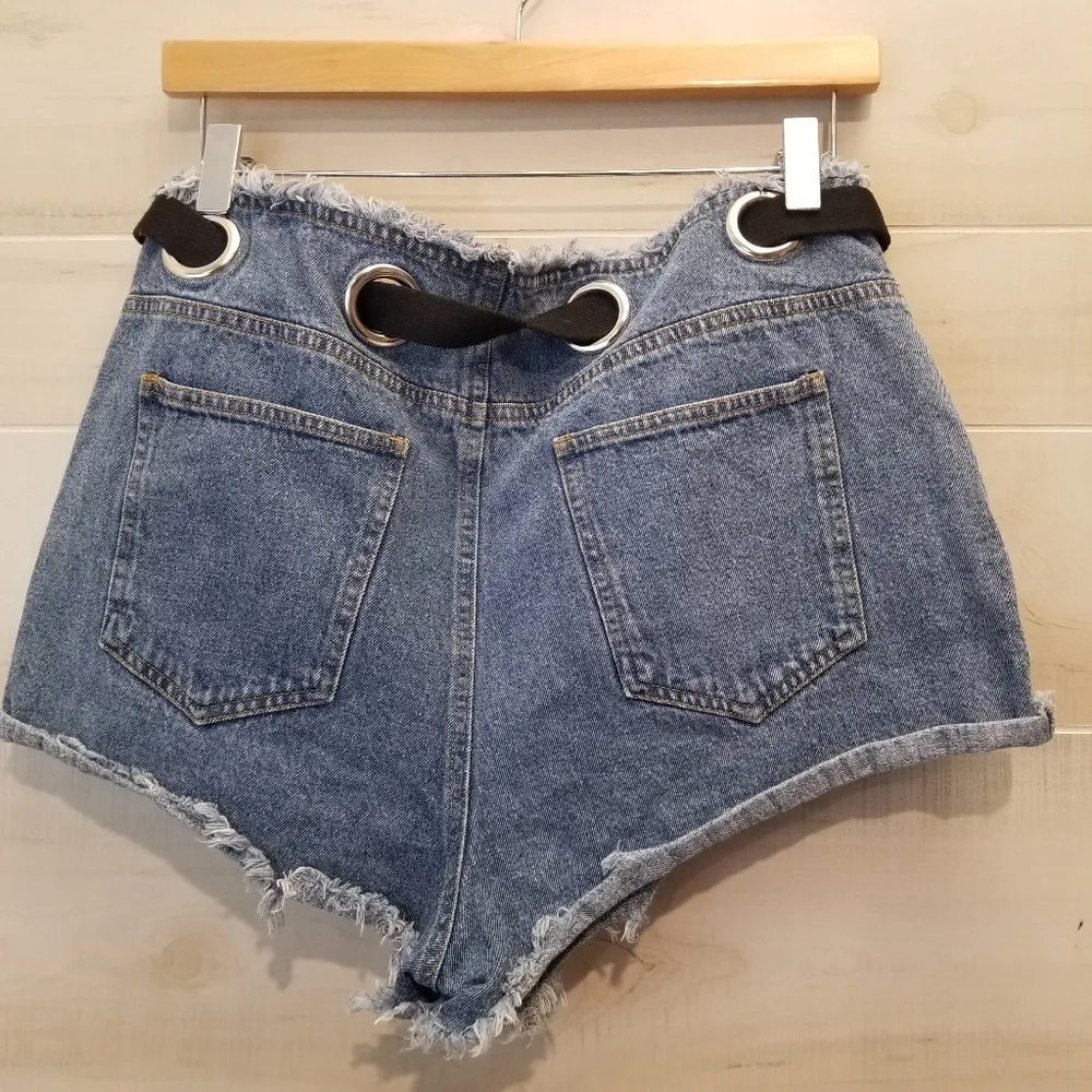 {L} Honey Punch Fringe Jean Buttonfly Shorts Grommet Belt Loops With Belt - Image 3