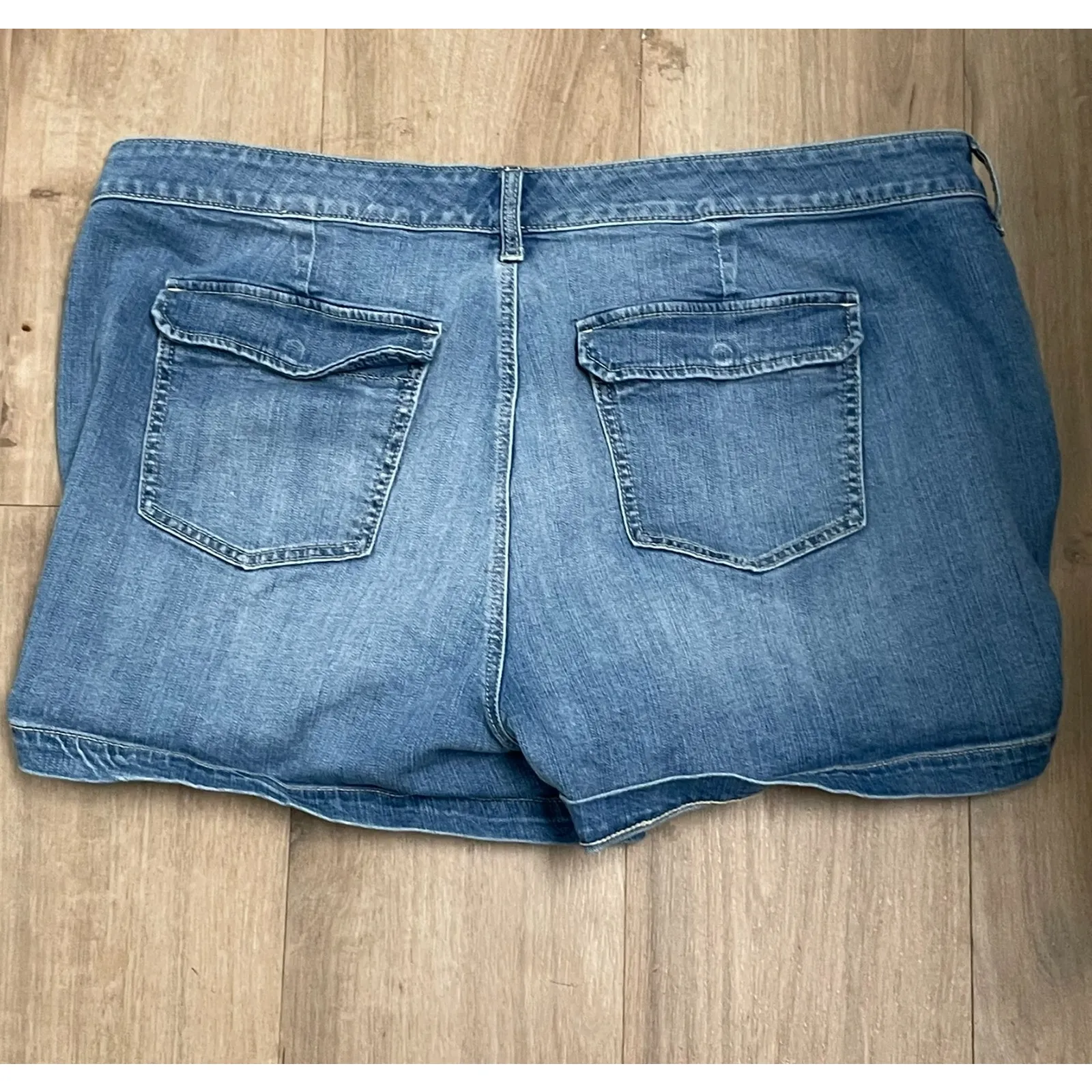 Torrid Denim Shorts Size 20 Flap Pocket Jean Summer Casual Basic Neutral Stretch - Image 3