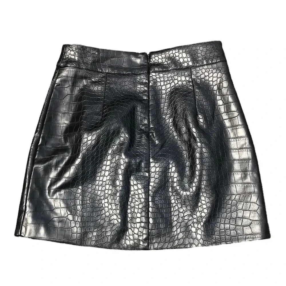 FOREVER 21 BLACK FAUX LEATHER ALLIGATOR MINI SKIRT - Image 2