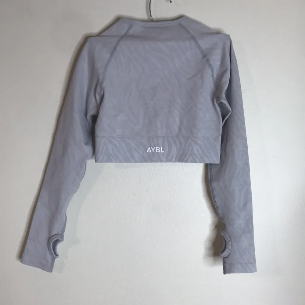 Aybl ladies athletic seamless light gray long sleeve crop top size small - Image 6