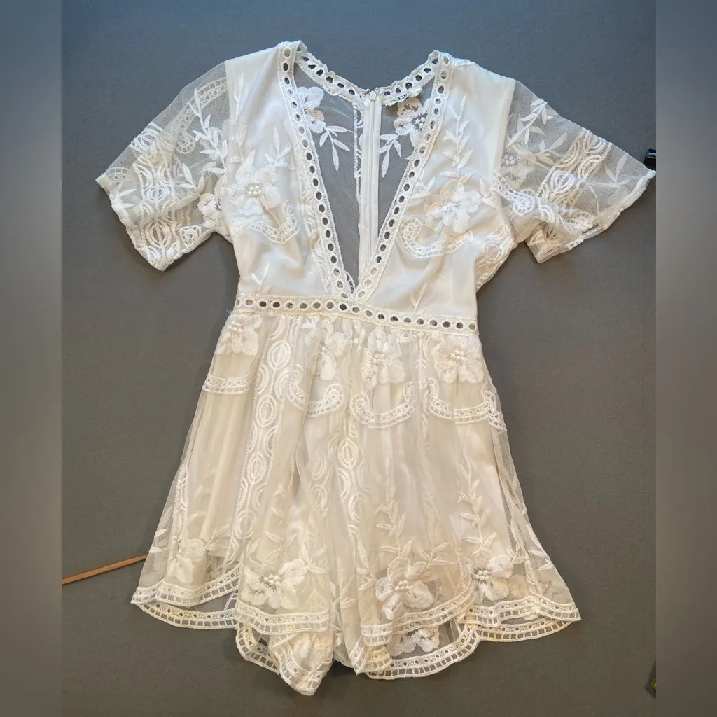 LF Seek The Label,‎ White lace Romper, plunge V neck line size Small - Image 2