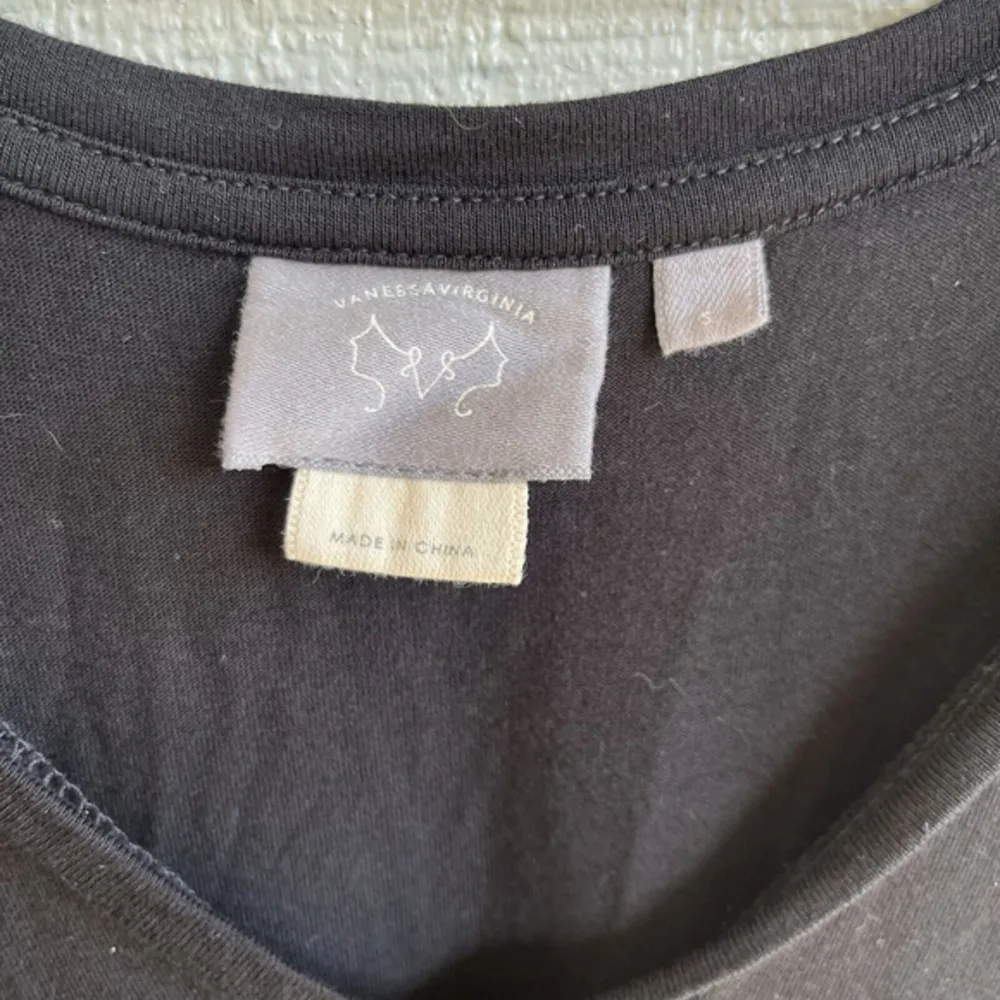 Anthro Vanessa Virginia Indak Metallic Floral Flutter Sleeve Tee in Black Size S - Image 3